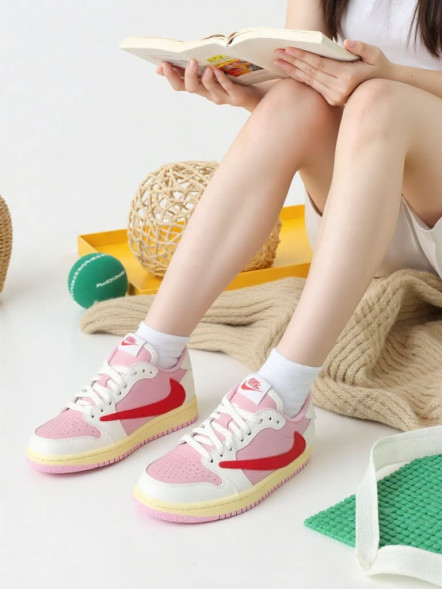 Женские кроссовки Nike Air Jordan 1 Retro Low OG SP Travis Scott Tropical Pink